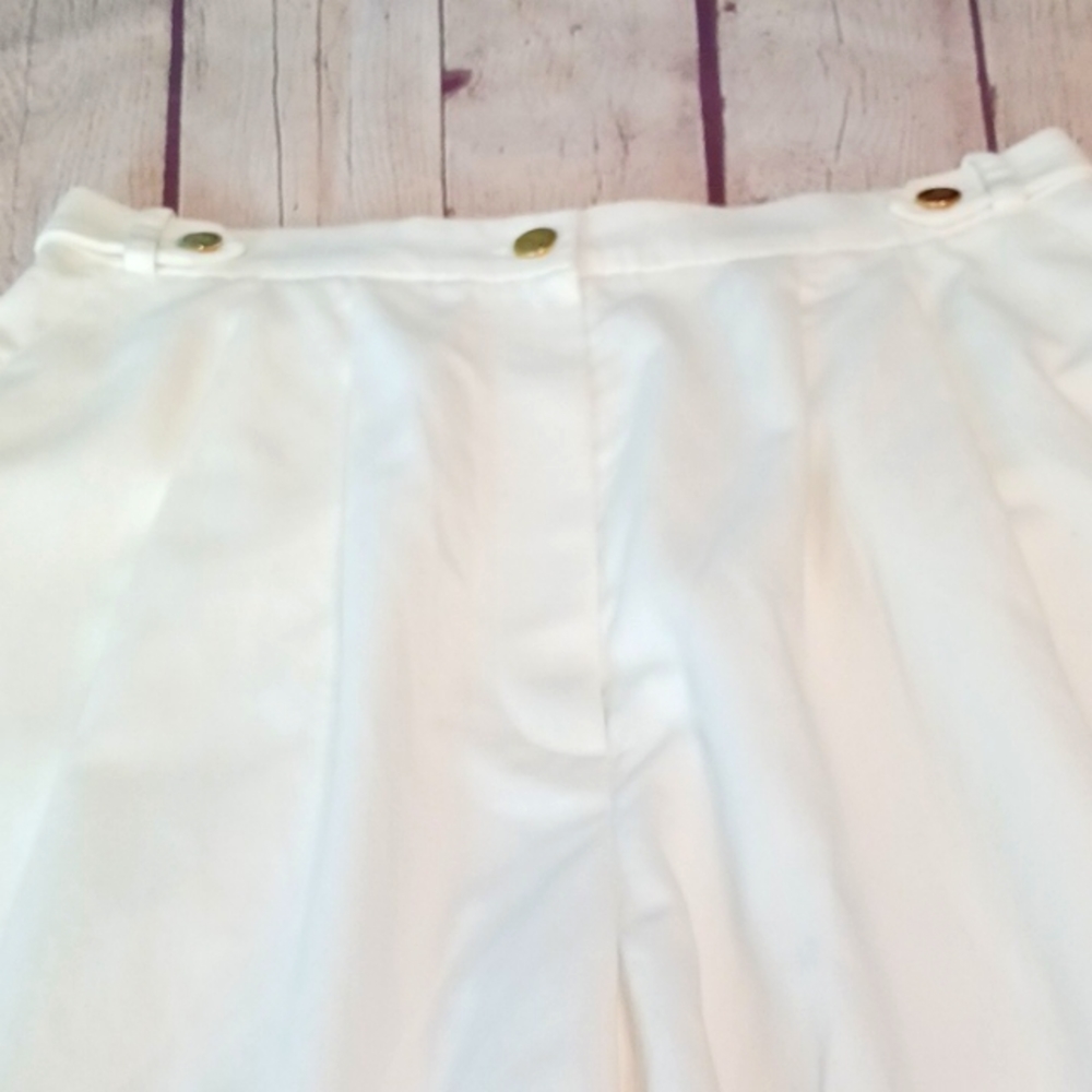 Burberry NWT Vtg white shorts. Size 6